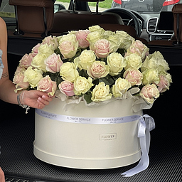 Коробка Нежные чувства из 75 белых и розовых роз