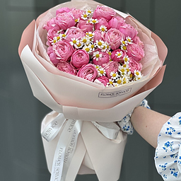 Букет Лучшее Признание S из танацетума и кустовой пионовидной розы сильвия пинк