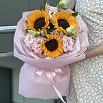 Букет Яркое Лето из подсолнухов, эустомы и колосков