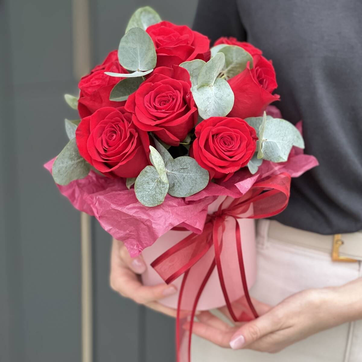 Коробка Жаккард из 9 красных роз и эвкалипта