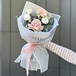 Букет Летний дар из розовой розы, танацетума, эустомы, герберы и эвкалипта