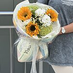 Букет Летнее Солнце из подсолнухов, целлозии, танацетума и эустомы