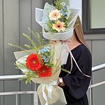 Букет Дыхание августа из гербер, тласпии и оксипеталума