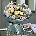 Букет Возвышенная любовь из эустомы, розы вeвузелла, гвоздики, рускуса и эвкалипта