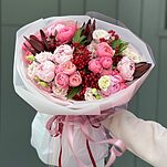 Букет Ягодная Поляна из пионов, кустовых роз, вибурнума, эустомы и леукодендрона