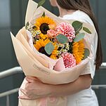 Букет Солнечный день из подсолнухов, кустовой розы, георгин, танацетума и эвкалипта