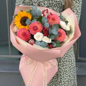 Букет Грейпфрут из Подсолнуха, георгин, вибурнума, кустовых роз и эвкалипта