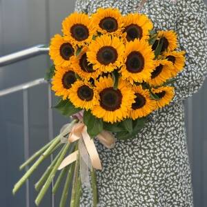 Букет из 15 подсолнухов