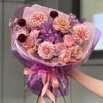 Букет Манхэттен из гортензии, георгин, хамелациума, розы сорта джульетта и капучино