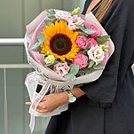 Букет Тори из подсолнуха, кустовой пионовидной розы, эустомы и эвкалипта