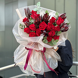 Букет Монро из красных роз, леукодендрона и эвкалипта