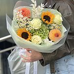 Букет Медовый Аромат из гортензии, подсолнухов, георгин, рускуса и танацетума