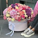 Коробка Богема из кустовых и одноголовых роз, гортензий и озотамнуса