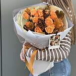 Букет Оранж из кустовой розы и листьев дуба