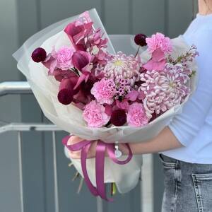 Букет Сливовый джем из калл, хризантемы виена, диантуса, георгин и хамелациума