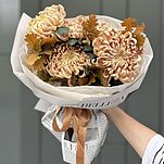 Букет Дух Осени из хризантем сорта виена и листьев дуба