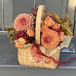 Корзинка Осенние каникулы из георгин, красного вибурнума, дубовых листье, леукодедрона и кустовой розы