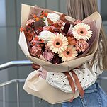 Букет Душевное тепло из гербер, роз сорта джульетта, охара, диантуса, шиповника, эвкалипта и кукурузы мини