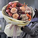 Букет Осенняя погода из хризантемы виена, гортензии, скиммии, розы капучино, шиповника, диантуса и эвкалипта