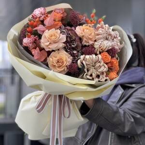 Букет Осенняя погода из хризантемы виена, гортензии, скиммии, розы капучино, шиповника, диантуса и эвкалипта