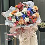 Букет Королевский подарок из гортензий, рускуса, роз сорта капучино охара, эрингиума, тюльпанов сорта колумбус, гвоздики, эвкалипта и кустовых роз сорта корал баблс