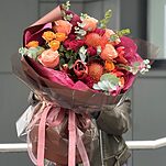 Букет Пламя Осени из амариллиса, одноголовых и кустовых роз, леукоспермума и эвкалипта