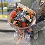 Букет Зимний шиповник из гортензии, шиповника, кустовых роз, эрингиума и леукоспермума