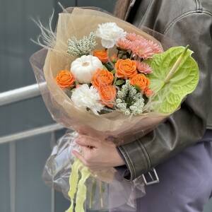 Букет Тыквенный аромат из декоративной тыквы, антуриума, хризантемы, кустовой розы, гвоздик и вероники