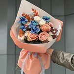 Букет Аватар из роз сорта кахала, тюльпанов vip, скиммии, эвкалипта, диантуса и кустовых роз