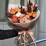 Букет Осенний Уют из кустовых роз корал баблс, леукодендрона, хризантемы, леукоспермума, тыквы и шиповника