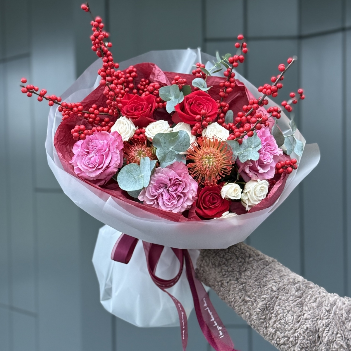 Букет Рябиновый закат из роз, ягод илекса, леукоспермума и эвкалипта