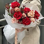 Букет Выражение Любви из роз сорта капучино, фридом, диантуса, банксии, леукодендрона, илекса и скиммии