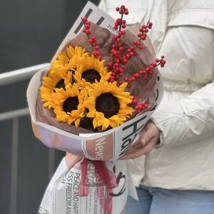 Букет Сияние Зари из подсолнухов и илекса