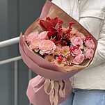 Букет Сладкий Ноябрь из амариллиса, кустовой розы Джульетта, хризантем и илекса