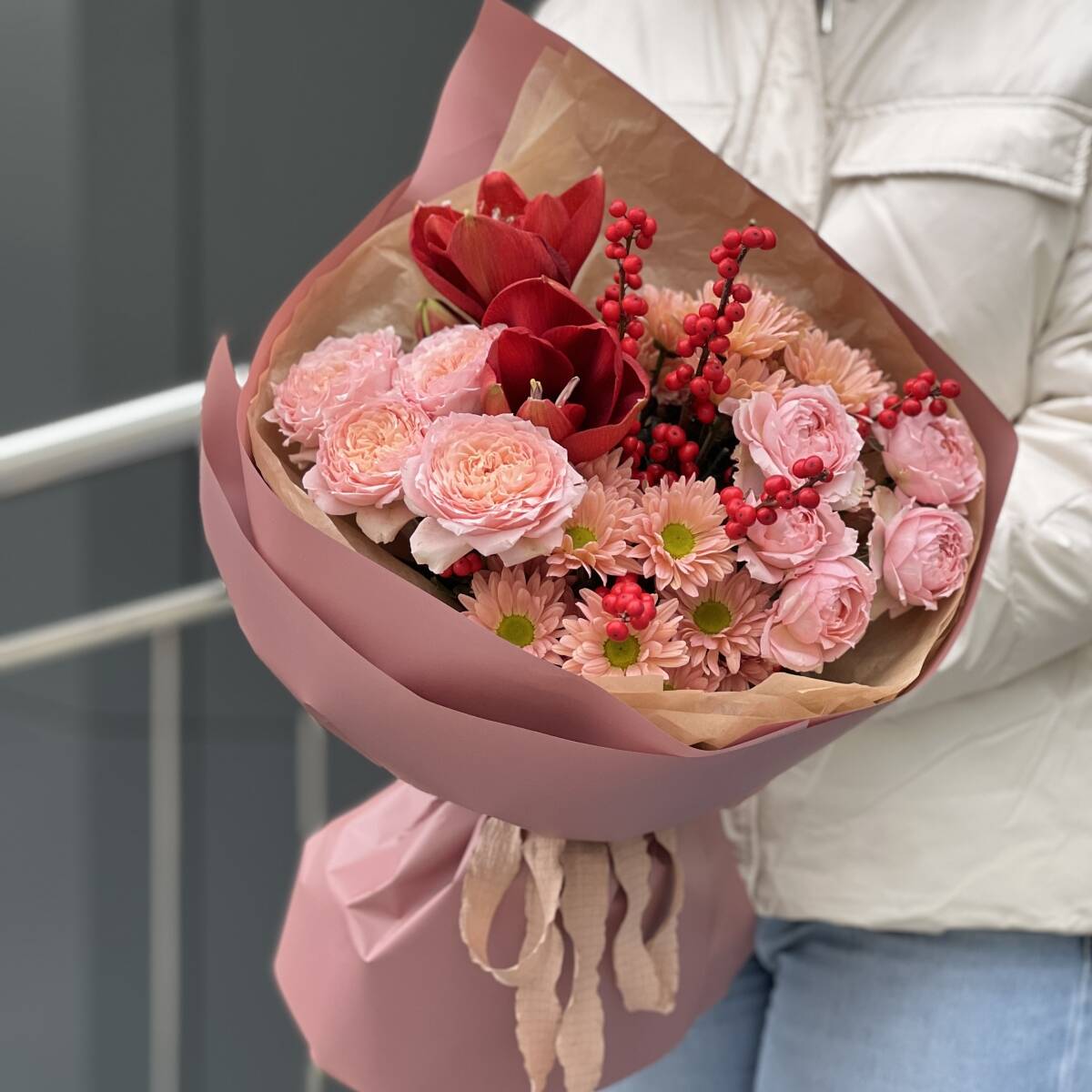 Букет Сладкий Ноябрь из амариллиса, кустовой розы Джульетта, хризантем и илекса