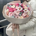 Букет Джейн из ранункулюсов, пионовидных кустовых роз, сортовых гвоздик и эустомы