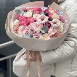 Букет Джейн из ранункулюсов, пионовидных кустовых роз, сортовых гвоздик и эустомы