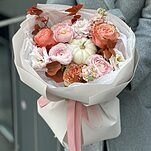 Букет Мира из ранункулюсов, одноголовых и кустовых роз, эустомы, маттиолы и эвкалипта