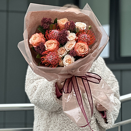 Букет Древесный аромат из роз кахала, леукоспермума, скимии и кустовых роз