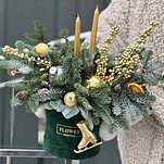 Композиция Золотой Конек из нобилиса, илекса и зимнего декора