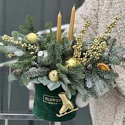 Композиция Золотой Конек из нобилиса, илекса и зимнего декора