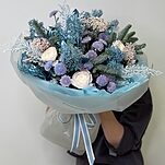 Букет Ледовитый Океан M из хризантемы vip, ранункулюсов, озотамнуса, скиммии, нобилиса и кипариса