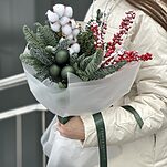 Букет Зимний Комплимент из нобилиса, хлопка, заснеженного илекса, ветки в снегу и декора