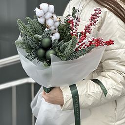 Букет Зимний Комплимент из нобилиса, хлопка, заснеженного илекса, ветки в снегу и декора
