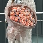 Букет Шампань из пионовидной розы Кахала и скиммии