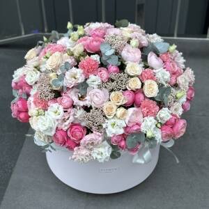 Композиция Любовь из ранункулюсов, кустовых роз, эустомы, озотамнуса, диантусов и эвкалипта