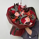 Букет Зимний бал из инобилиса, амариллисов, скимии, илекса, одноголовых и кустовых роз