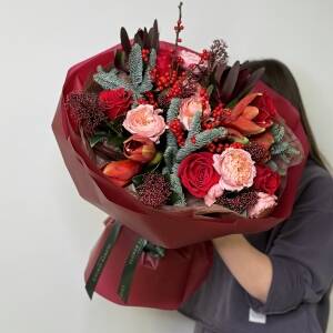 Букет Зимний бал из инобилиса, амариллисов, скимии, илекса, одноголовых и кустовых роз