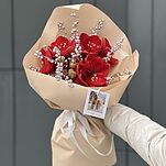 Букет Нарядная Зима из амариллисов и илекса