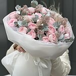 Букет Призрачная Красота из ранункулюсов, скиммии, стифы и эвкалипта